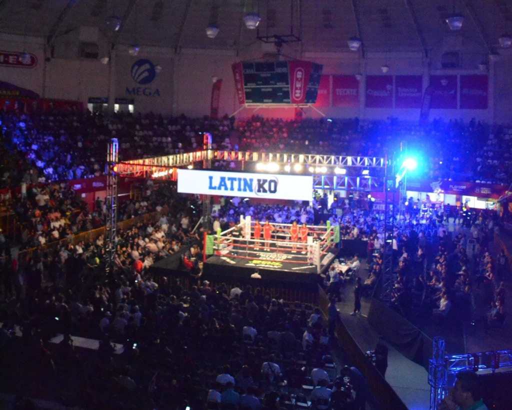 Los aficionados consideran un golpe bajo para Jhan Carlos Urbarnes después de que los jueces le dieran el triunfo a Javid Ramírez.